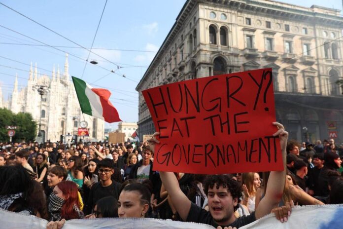 Milano, bottiglie e oggetti contro la polizia: corteo ‘Italia in Piazza’ spezzato in due
