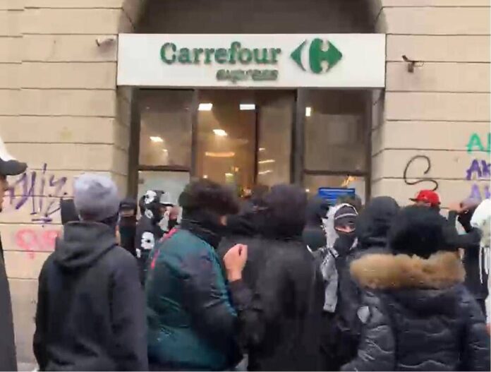 Milano ripiomba nel caos: vetrine sfondate, danneggiato un supermercato. In Questura 60 giovani. Meloni convoca per domani riunione su ordine pubblico