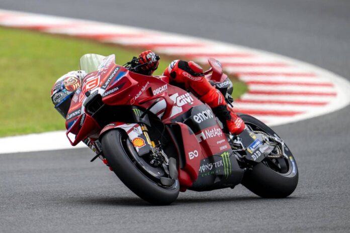 MotoGp, Marquez cade e firma la pole in Australia. La griglia di partenza