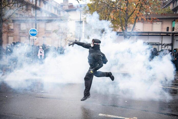 Nuove proteste oggi in Francia, l’allarme: “Manifestazioni ad alto rischio di violenza urbana”