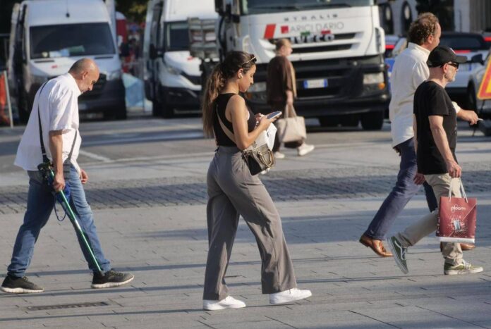 Nuovo Codice della strada, regole per i pedoni e multe: cosa cambia e da quando