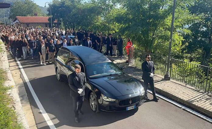 Operaio morto al Colosseo, folla ai funerali di Andrea Moretti: presente anche il ministro Giuli