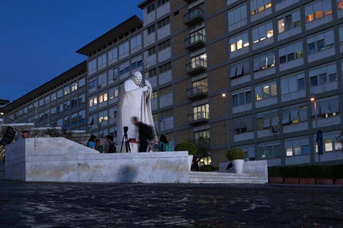 Papa, Vaticano: “Bene la notte al Gemelli, si è alzato e ha fatto colazione”