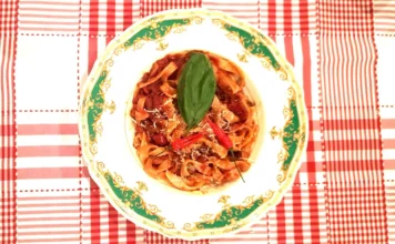 Spaghetti Diplomacy: perché i potenti della Terra dovrebbero sedersi a tavola Spaghetti Diplomacy, piatto di pasta per il dialogo e la pace