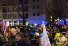 Polonia, sospeso presidente della Corte Costituzionale: polizia schierata attorno all’edificio