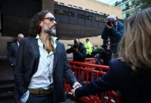 Processo a Russell Brand, la terza accusatrice in aula: “Ho chiuso gli occhi e ho cercato di non essere lì”