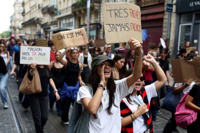 Proteste nei licei in Francia, il prof: “Le occupazioni contro i tagli all’educazione”