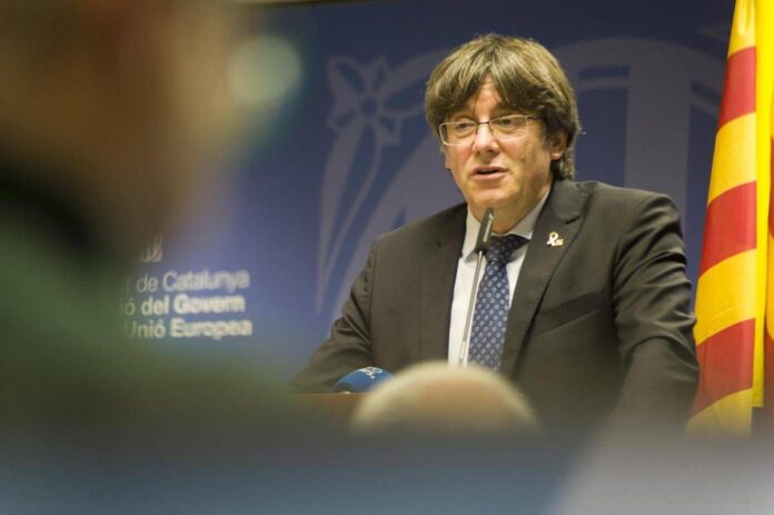 Puigdemont può tornare in Spagna, la Corte revoca l’arresto: scatta il ‘fattore Catalogna’ sulle elezioni