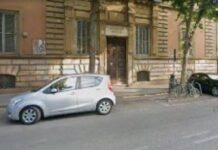 Roma, ‘lista stupri’ e una svastica nei bagni del liceo Righi