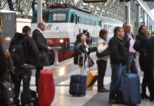 Scioperi a novembre, il calendario: tutte le date ‘nere’ del mese. Dagli aerei ai treni, dalla scuola al trasporto pubblico locale