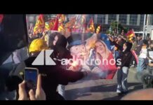 Sciopero 30 ottobre, a Napoli bruciato striscione con Meloni, Bernini e Mr Monopoly