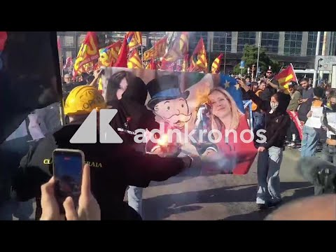 Sciopero 30 ottobre, a Napoli bruciato striscione con Meloni, Bernini e Mr Monopoly
