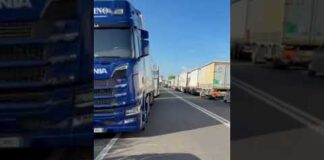 Sciopero autotrasportatori, le immagini dalla Calabria dei camion fermi in strada