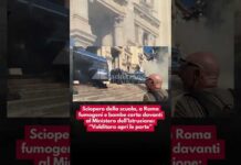 Sciopero scuola, fumogeni e bombe carta al Ministero dell’Istruzione: “Valditara apri le porte”