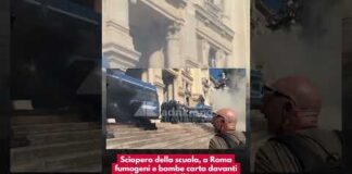 Sciopero scuola, fumogeni e bombe carta al Ministero dell’Istruzione: “Valditara apri le porte”