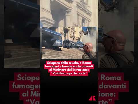 Sciopero scuola, fumogeni e bombe carta al Ministero dell’Istruzione: “Valditara apri le porte”