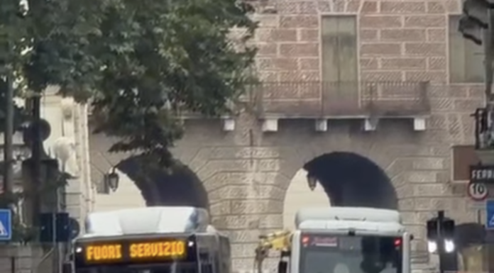 Prove di doppio senso dei bus con semaforo in Corso San Felice, Massimo Colombara (Comitato): «Zero risposte dall’Amministrazione» Corso San Felice