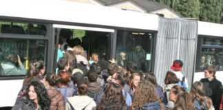 Linee SVT E44 ed E21, studente presenta reclamo all’Autorità dopo ripetuti disservizi Disservizi sulle linee SVT, autobus pieno a una fermata di Vicenza (foto di archivio)