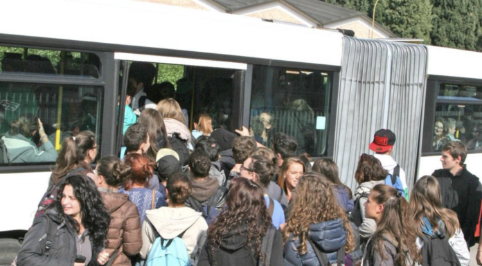 Linee SVT E44 ed E21, studente presenta reclamo all’Autorità dopo ripetuti disservizi Disservizi sulle linee SVT, autobus pieno a una fermata di Vicenza (foto di archivio)