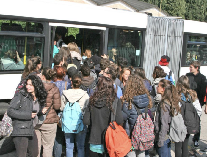 Disservizi sulle linee SVT, autobus pieno a una fermata di Vicenza (foto di archivio) Disservizi sulle linee SVT, autobus pieno a una fermata di Vicenza (foto di archivio)