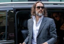 “Spietato e calcolatore con un insaziabile appetito sessuale”: le durissime accuse in tribunale a Russell Brand