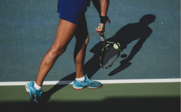 Dai campi da tennis ai circuiti di F1: un altro volto delle scommesse sportive in diretta Tennis, preparazione della battuta