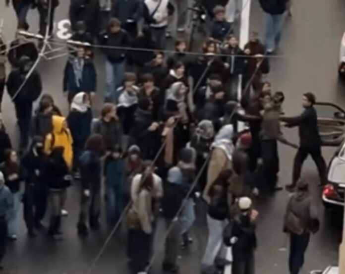Tensione a Losanna con un automobilista durante la manifestazione dei giovani contro il capitalismo