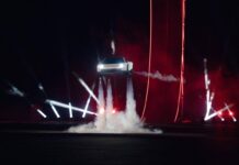 Tesla svela la Roadster, l’auto sportiva capace di volare: in produzione dal 2028