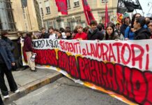 Torino, bidoni di letame rovesciati davanti al municipio prima del corteo per lo sciopero generale: il video
