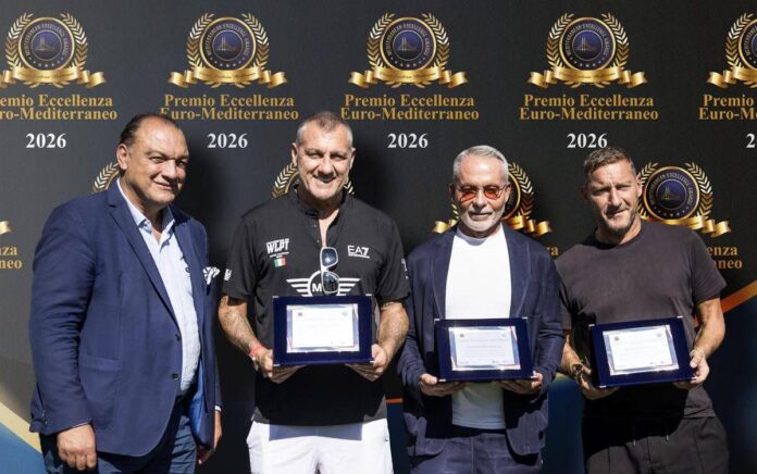 Totti e Vieri ricevono premio Eccellenza Euro Mediterraneo: “Roma-Real Madrid? Gasperini giocherà per vincere”
