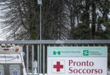Trovato neonato abbandonato in un sacchetto della spesa a Cinisello, trasportato in codice rosso in ospedale