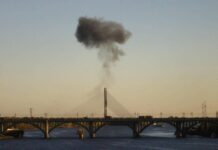 Ucraina, Russia colpisce un altro ponte a Kiev. Il sindaco: “Gli attacchi stanno distruggendo la città”