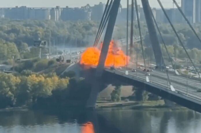Ucraina, colpito ponte a Kiev nel giorno della visita di Merz. Il cancelliere: “In futuro macchina guerra Russia contro di noi”