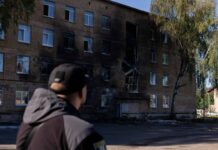 Ucraina, drone russo colpisce scuola a Kiev: paura e bambini nei rifugi