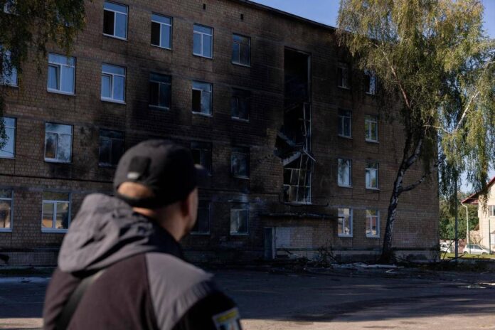 Ucraina, drone russo colpisce scuola a Kiev: paura e bambini nei rifugi