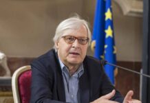 Vittorio Sgarbi è stabile e vigile, continua ricovero in Terapia intensiva al Gemelli