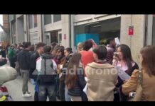 “”Vogliamo un cambiamento””, a Milano giovani in fila al consolato spagnolo per votare