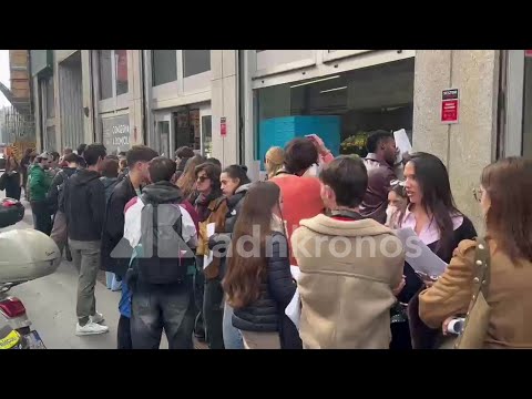 “”Vogliamo un cambiamento””, a Milano giovani in fila al consolato spagnolo per votare