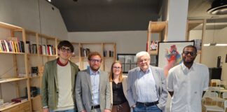 Spazio Aperto, il saluto del sindaco Giacomo Possamai che ha visitato oggi la nuova sede di L’altra stampa e VicenzaPiù oltre che… dei cittadini Una parte della redazione di ViPiu.it, VicenzaPiù, Padova24Ore.it e VeronaOnline.it a Spazio Aperto: da sinistra Jacopo Graziani, accanto al indaco, e poi Serena Balbo, Giovanni Coviello e Ladyslasi Piccolo)