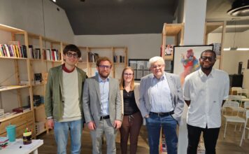 Spazio Aperto, il saluto del sindaco Giacomo Possamai che ha visitato oggi la nuova sede di L’altra stampa e VicenzaPiù oltre che… dei cittadini Una parte della redazione di ViPiu.it, VicenzaPiù, Padova24Ore.it e VeronaOnline.it a Spazio Aperto: da sinistra Jacopo Graziani, accanto al indaco, e poi Serena Balbo, Giovanni Coviello e Ladyslasi Piccolo)