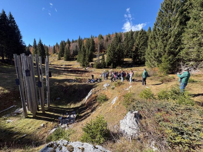 Studenti al Sentiero del Silenzio accompagnati dagli Alpini di Campedello