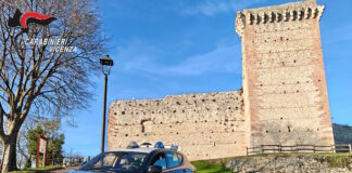 Montecchio Maggiore, Carabinieri cercano armi ed esplosivi in una vasta zona collinare Ricerca di armi ed esplosivi a Montecchio Maggiore, auto dei Carabinieri davanti al castello