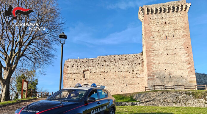 Montecchio Maggiore, Carabinieri cercano armi ed esplosivi in una vasta zona collinare Ricerca di armi ed esplosivi a Montecchio Maggiore, auto dei Carabinieri davanti al castello