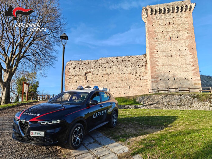 Ricerca di armi ed esplosivi a Montecchio Maggiore, auto dei Carabinieri davanti al castello