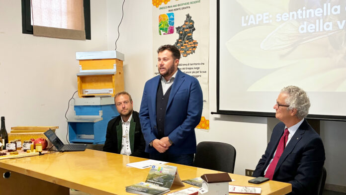 Progetto api sentinelle ambientali del Monte Grappa Api sentinelle ambientali del Monte Grappa, presentazione del progetto con arnie e prodotti degli apicoltori
