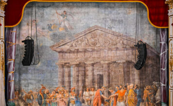 L’Aquila, lo storico sipario torna al Teatro Comunale restaurato dopo il sisma del 2009 Storico sipario del Teatro Comunale dell’Aquila restaurato e ricollocato sul palcoscenico
