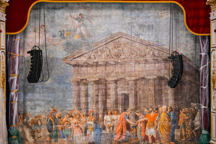 L’Aquila, lo storico sipario torna al Teatro Comunale restaurato dopo il sisma del 2009 Storico sipario del Teatro Comunale dell’Aquila restaurato e ricollocato sul palcoscenico