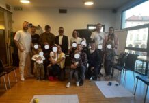 Arzignano, otto corsi gratuiti di robotica e coding per bambini e ragazzi fino a maggio Corsi gratuiti di robotica e coding ad Arzignano, partecipanti e piccoli robot durante il laboratorio
