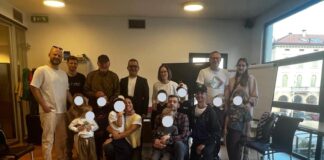 Arzignano, otto corsi gratuiti di robotica e coding per bambini e ragazzi fino a maggio Corsi gratuiti di robotica e coding ad Arzignano, partecipanti e piccoli robot durante il laboratorio