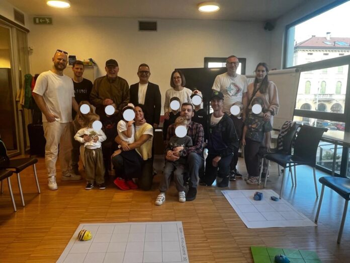 Arzignano, otto corsi gratuiti di robotica e coding per bambini e ragazzi fino a maggio Corsi gratuiti di robotica e coding ad Arzignano, partecipanti e piccoli robot durante il laboratorio